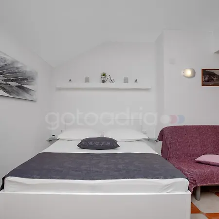 Apartment Near The In Drasnice Sreser