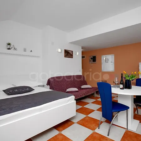 Near The In Drasnice شقة